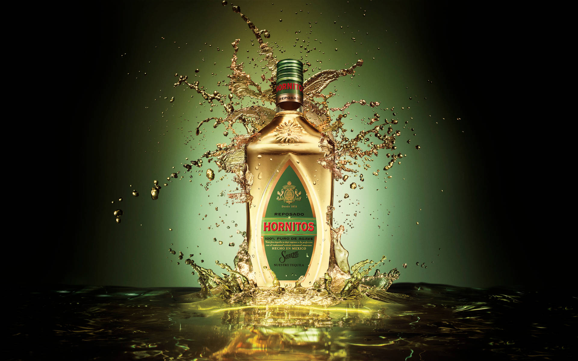 Hornitos Plata Sauza 蒂奎拉聚光燈特寫 壁紙 — 金色的Hornitos龍舌蘭酒瓶在深綠色漸變背景上爆發出動態的液體飛濺。