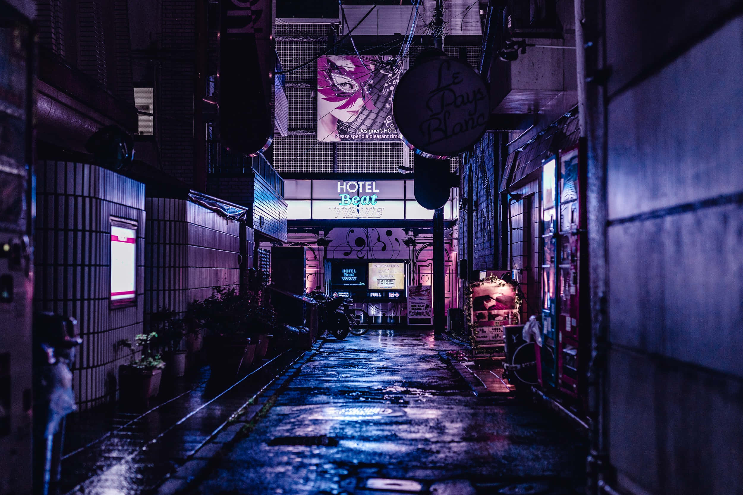 Hotel Beat Wave 巷弄背景 壁紙 — 夜晚一條霓虹燈照亮的小巷，濕漉漉的路面反射著招牌和店舖門面發出的紫色和藍色燈光。