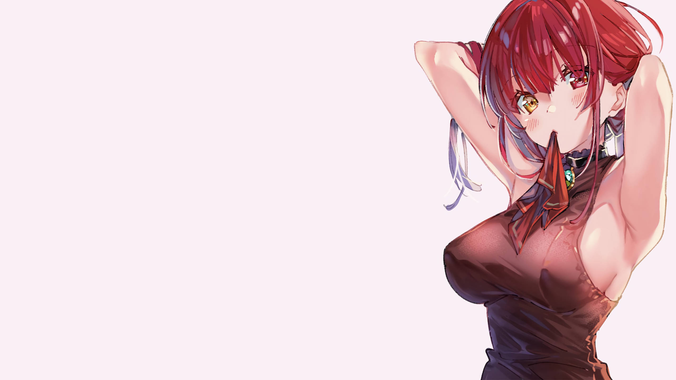 Houhou Marine 穿著露臍裝 壁紙 — 一位紅髮金眼的動漫女孩，身穿深色連衣裙，在柔和的粉紅色背景前自信地擺姿勢。