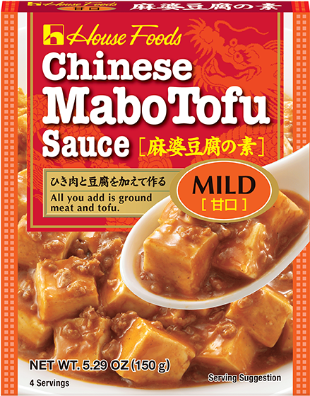 House Foods 中式麻婆豆腐醬包 壁紙 — House Foods 中式麻婆豆腐醬的鮮豔包裝，顯示一匙濃郁的棕色醬汁淋在豆腐塊上，背景為紅色並帶有龍紋圖案。