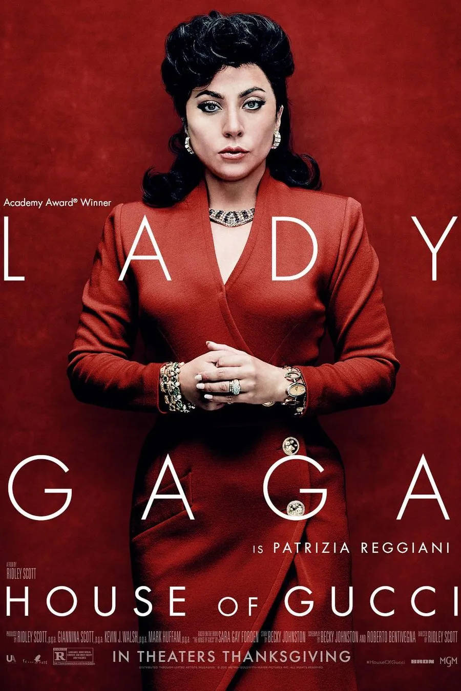 Lady Gaga 身穿紅色西裝，出現在《GUCCI：豪門謀殺案》的電影海報上。 — 古奇家族 壁紙