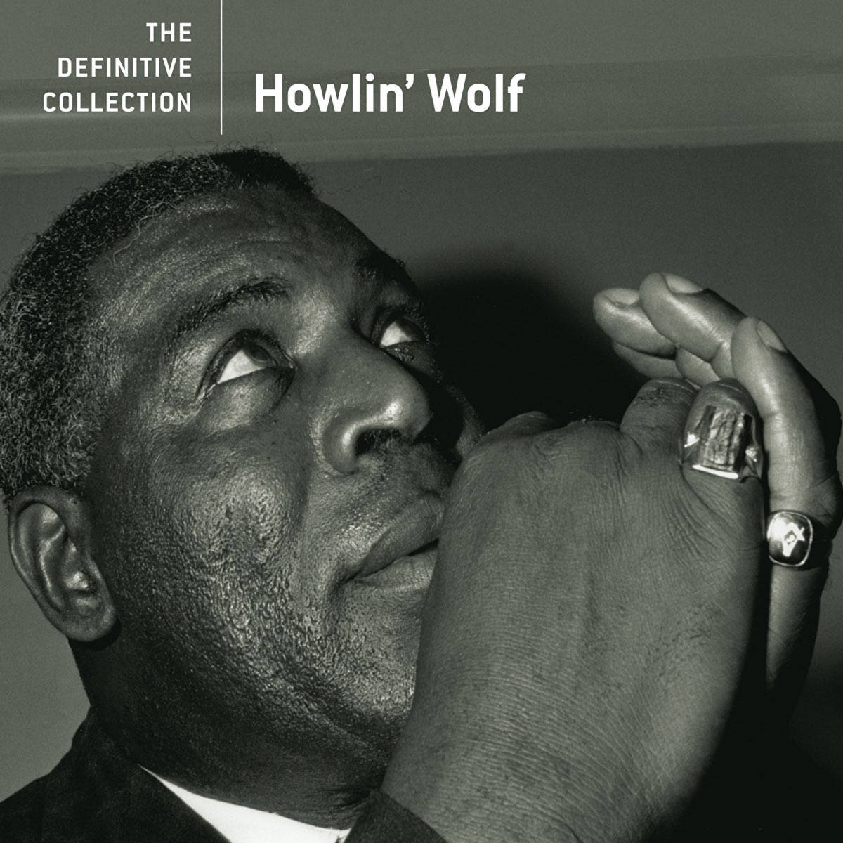 Howlin' Wolf《Definitive Collection》專輯封面 壁紙 — 一張Howlin' Wolf的黑白肖像，他向上凝視，手靠近臉部，戴著戒指。