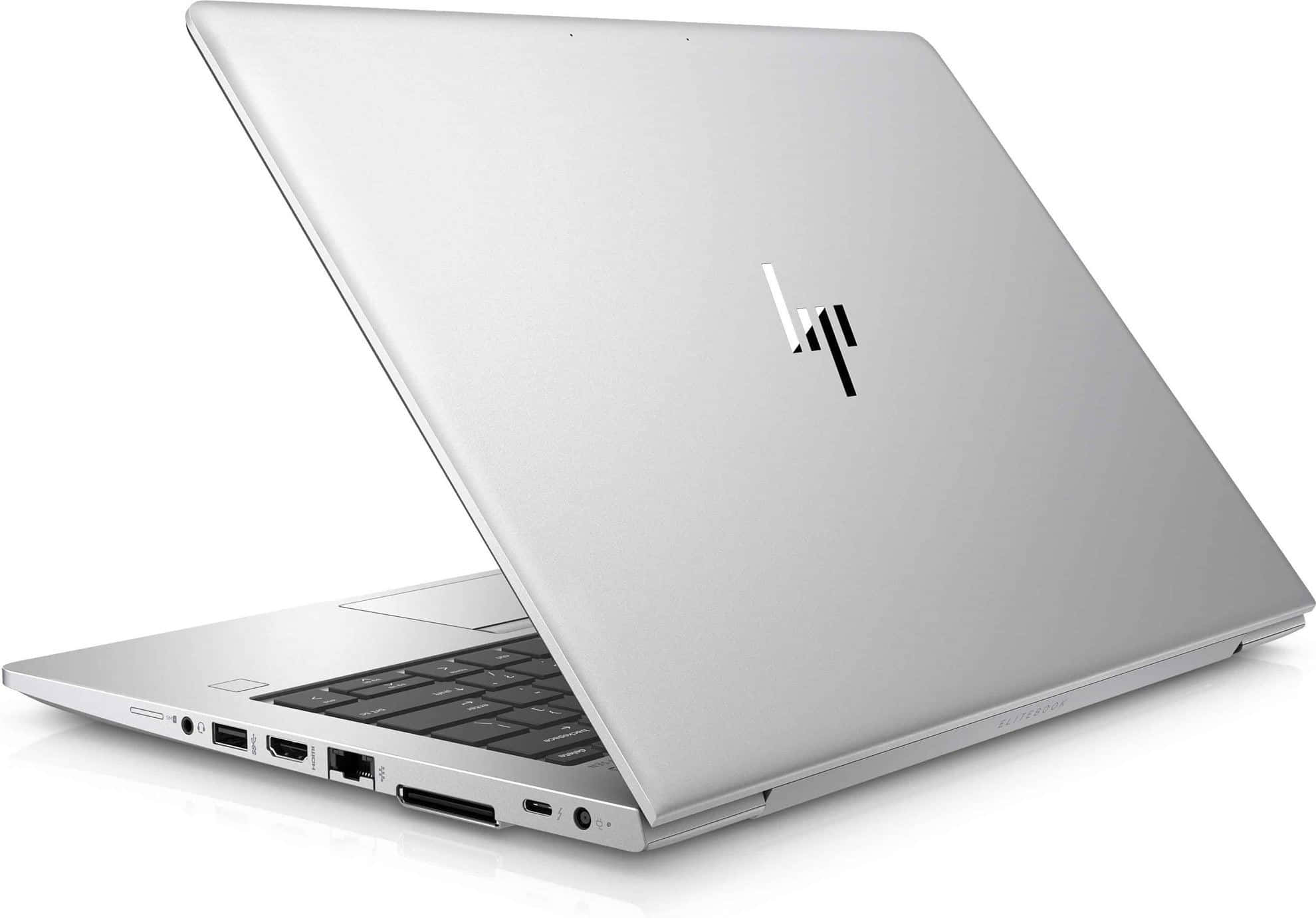 HP——開啟無限可能 壁紙 — 一部時尚的銀色 HP 筆記型電腦以角度打開，顯示連接埠和鍵盤，背景為乾淨的白色。