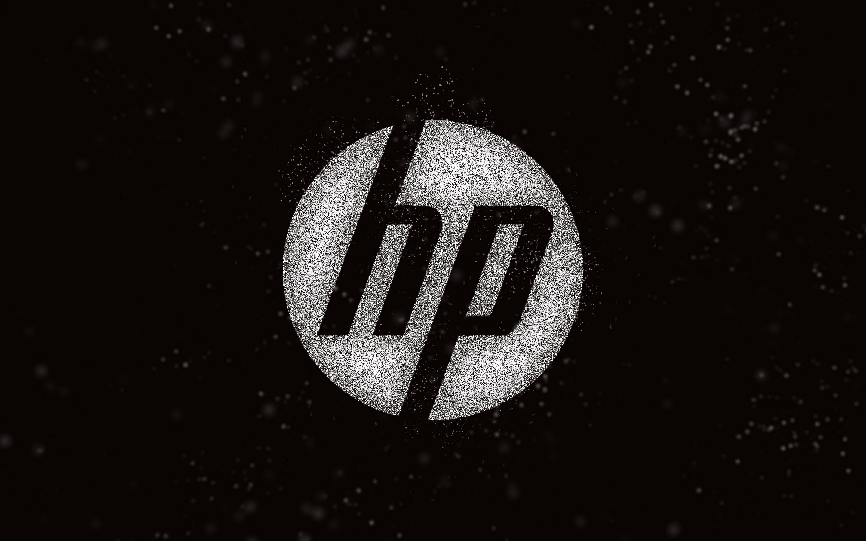 HP筆電標誌化為塵土 壁紙 — 在帶有散落粒子的深色背景上，黑白HP標誌帶有閃亮質感。