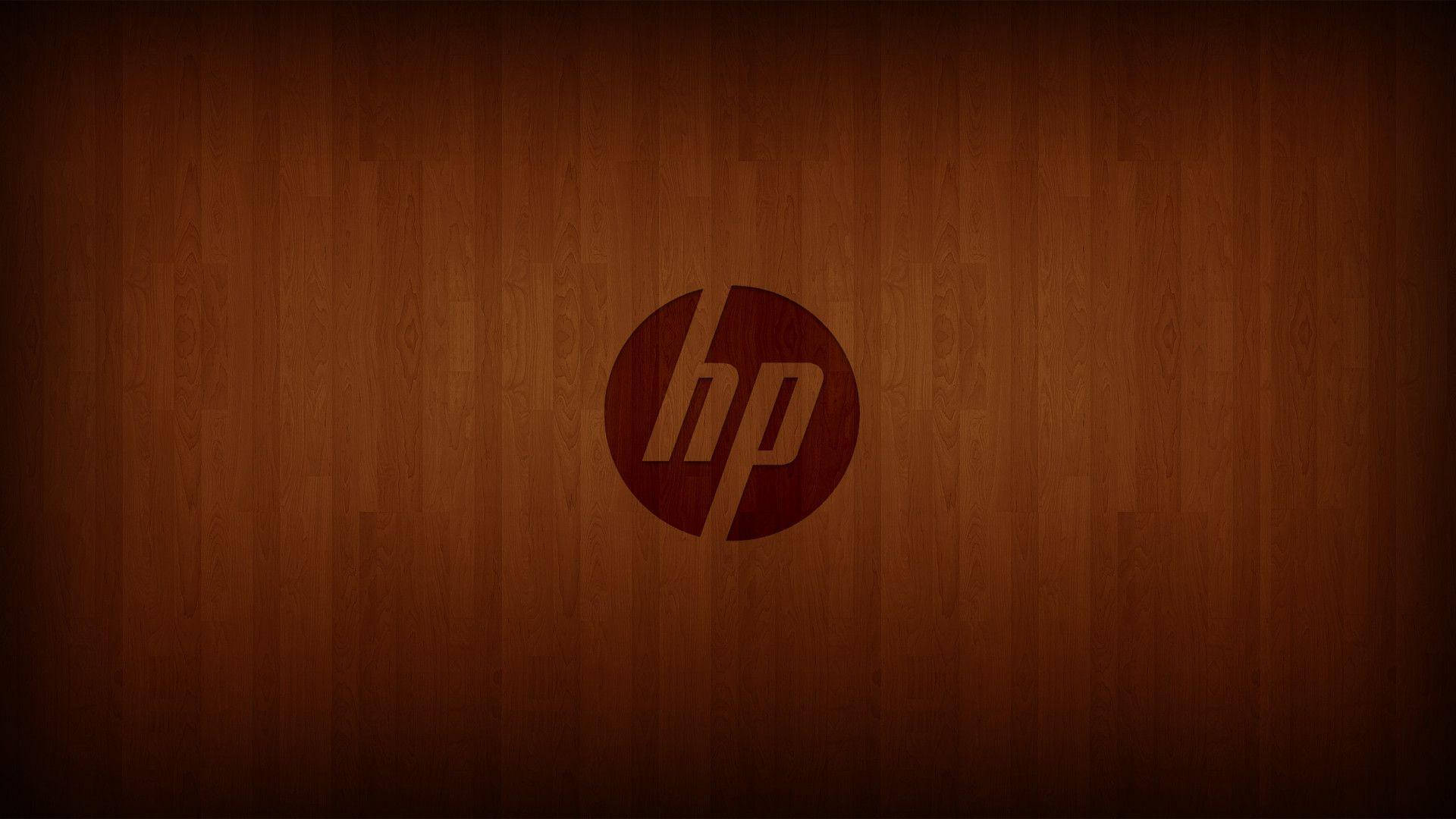 木板上帶有溫暖燈光的HP標誌