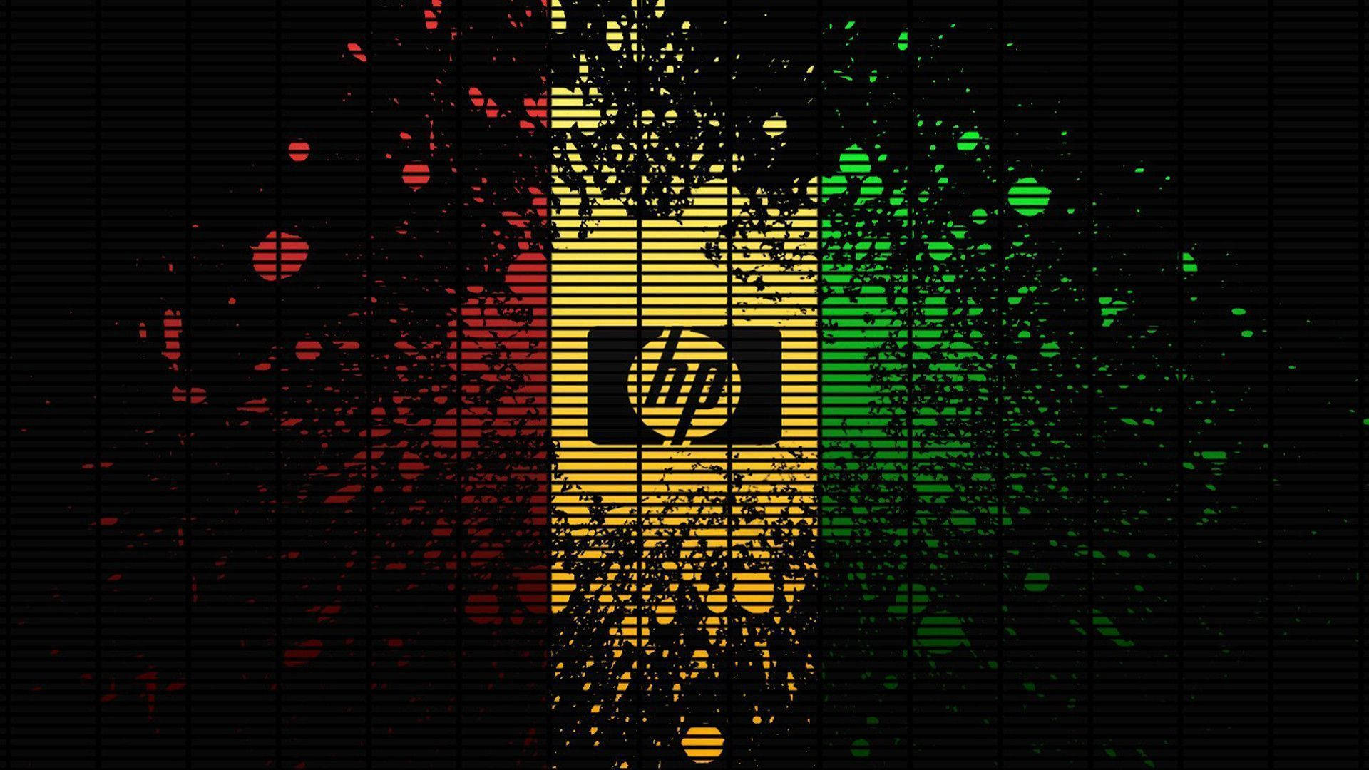HP Laptop Logo With Ink Splatters 壁紙 — HP 標誌居中於風格化的加納國旗上，帶有潑漆效果，背景為黑色。