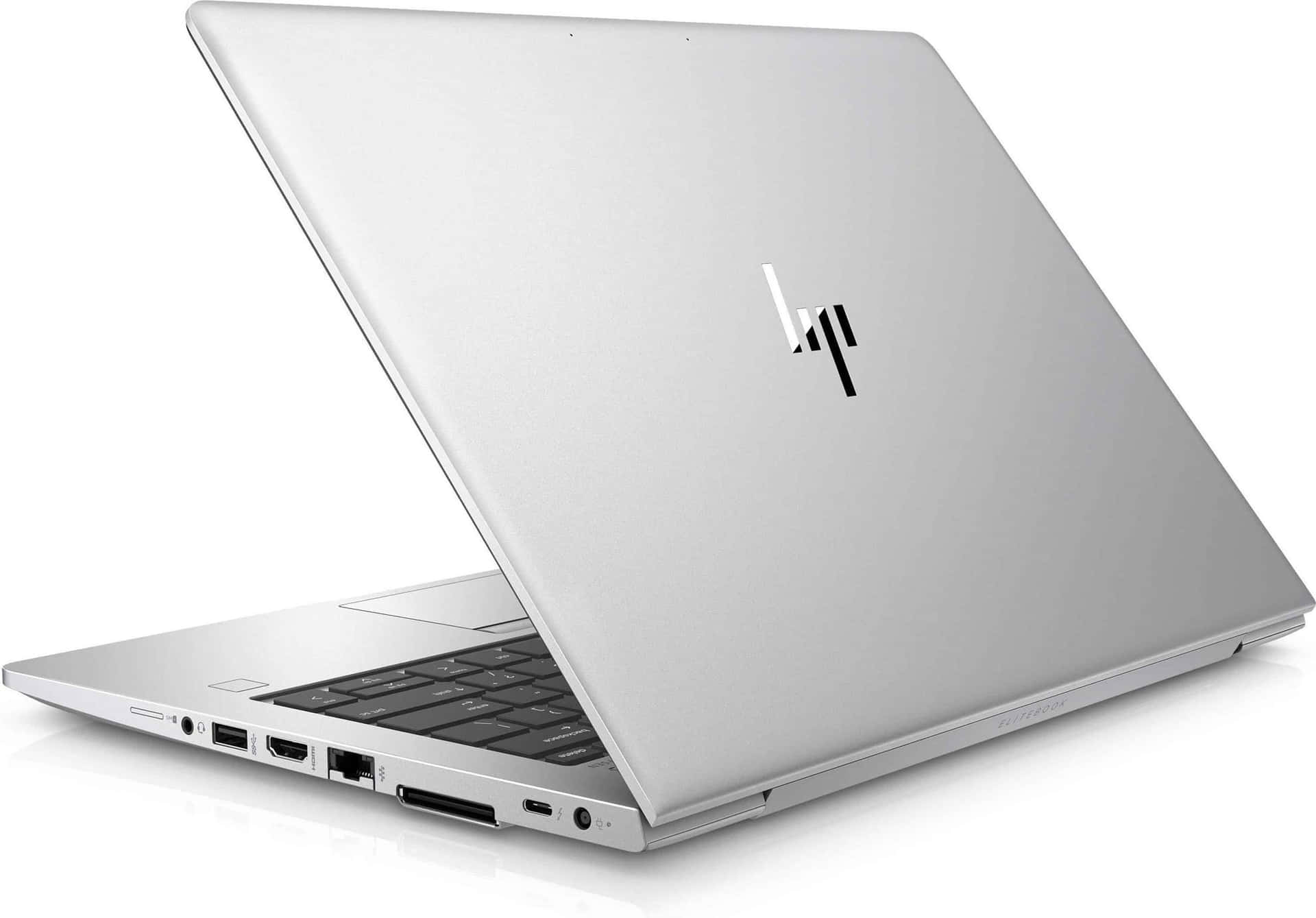 銀色 HP 筆記型電腦打開，顯示連接埠和鍵盤在白色背景上