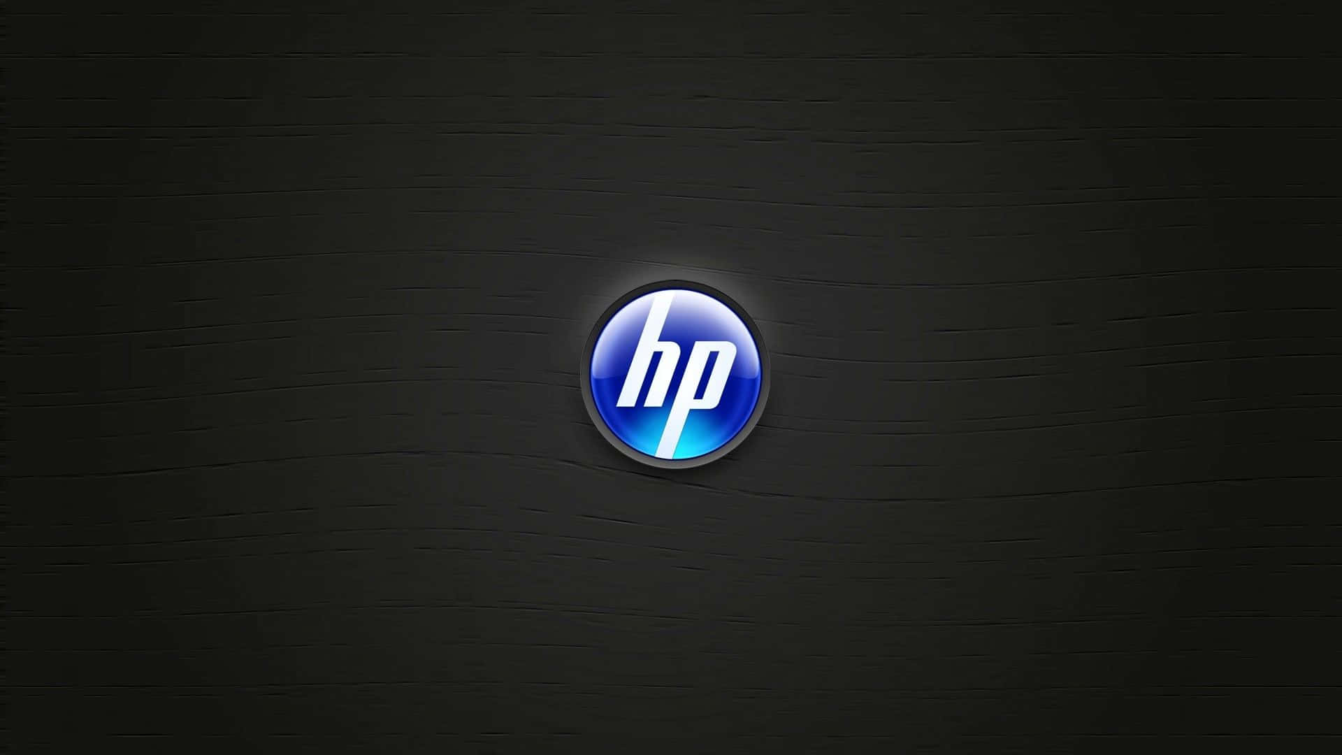 HP帶來高強度效能 壁紙 — 一個發光的藍色HP標誌，位於深色紋理牆壁中央，帶有柔和環境光。