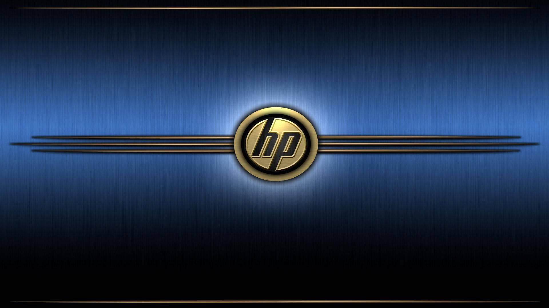HP經典復古風格標誌 壁紙 — 發光金色HP標誌居中於帶有紋理的藍色漸變背景上，並有水平金屬條。