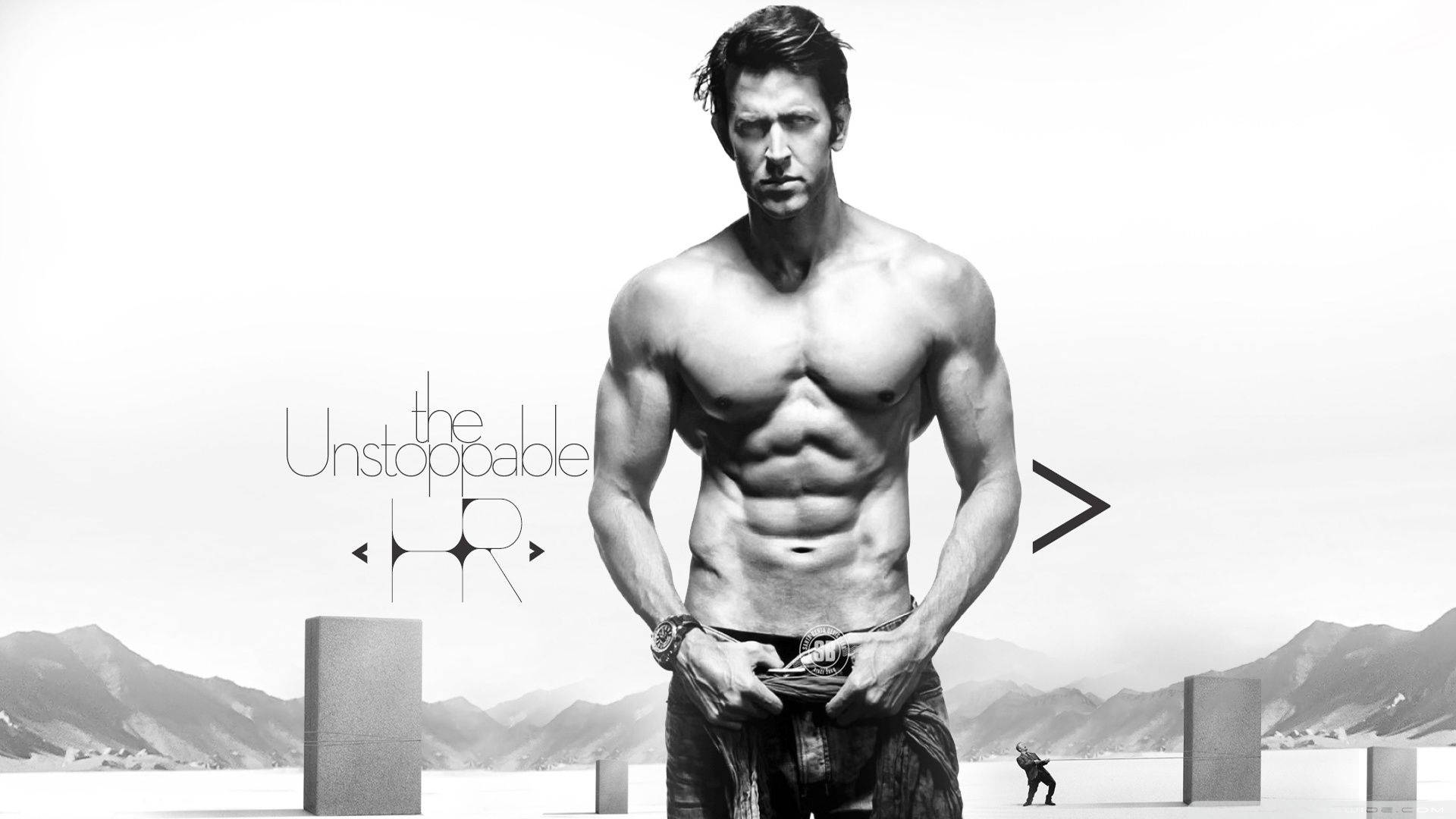 Hrithik Roshan《The Unstoppable》黑白照 壁紙 — 一個肌肉發達的男人赤裸上身，站在黑白相間的風景中，背景有山脈。