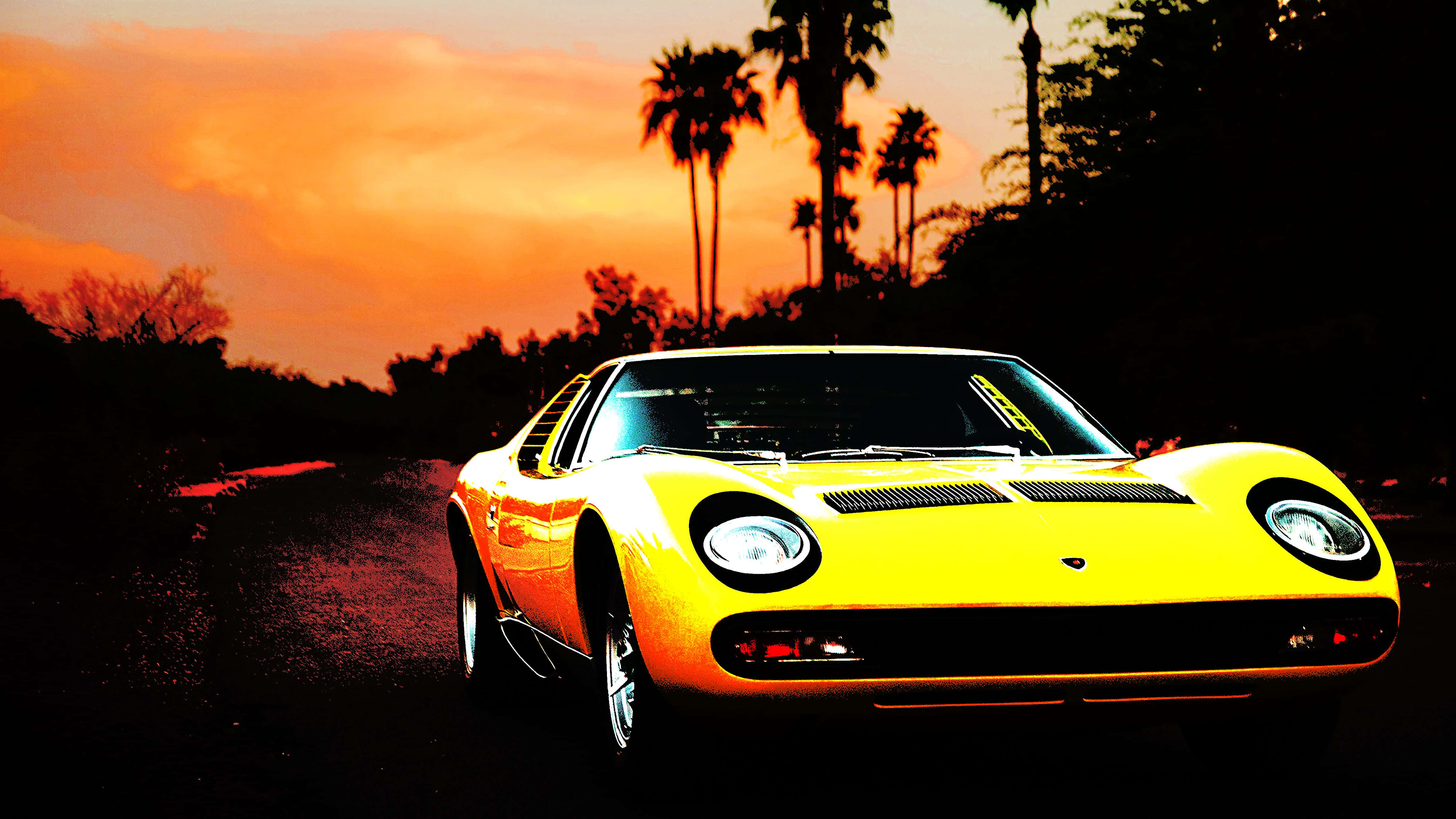 Lamborghini Miura 桌布 壁紙 — 一輛充滿活力的黃色經典跑車在火紅的橙色夕陽下閃閃發光，背景是棕櫚樹的剪影。