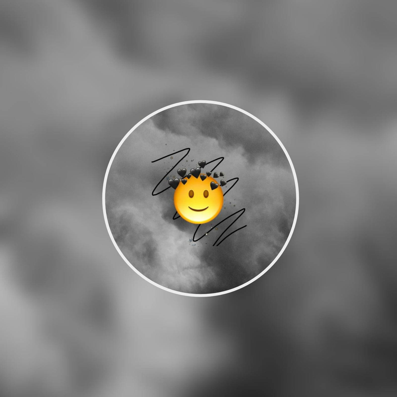 一個快樂的黃色表情符號，在灰色多雲的天空中戴著黑色心形皇冠。