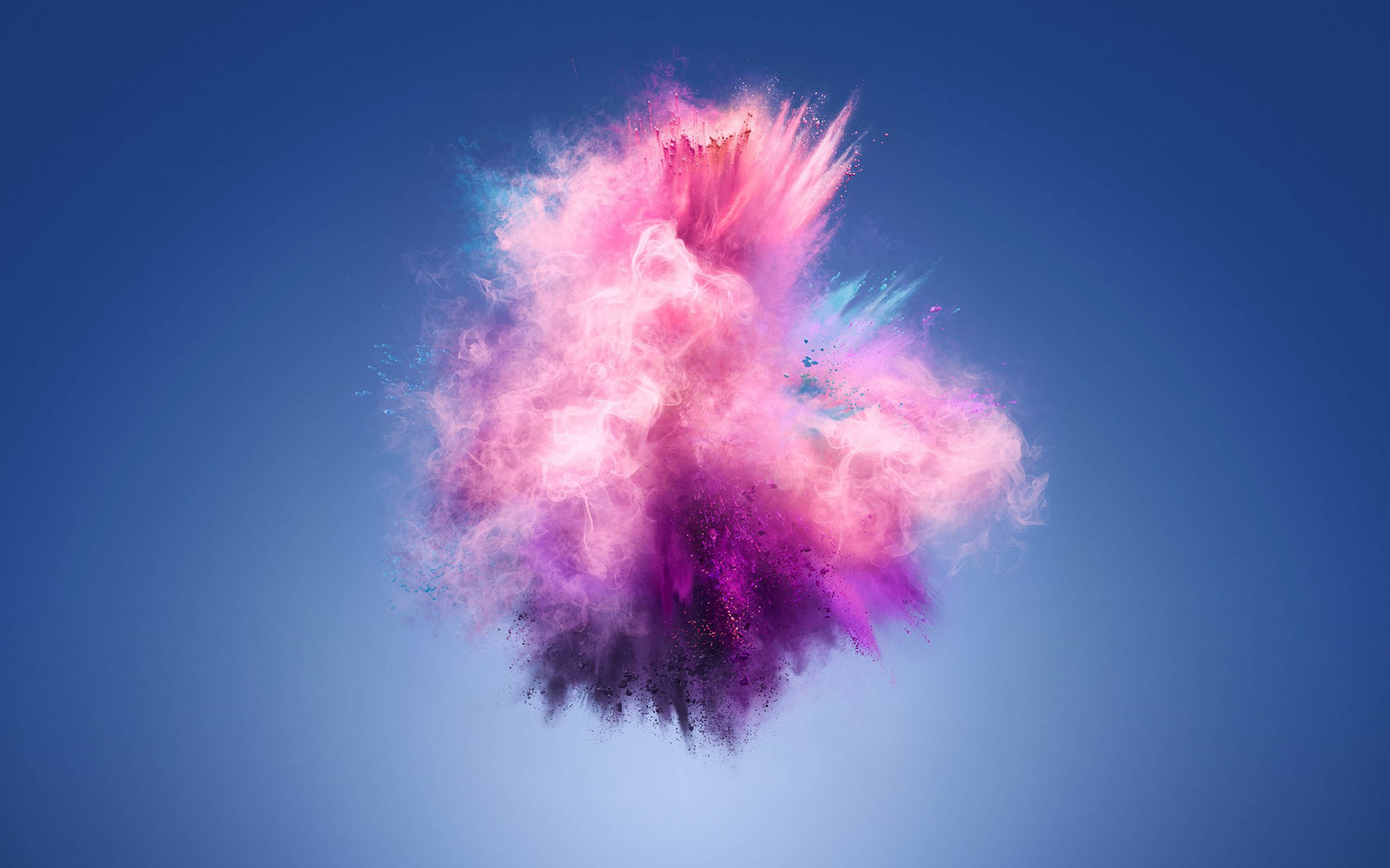 Huawei 粉紅潑濺 壁紙 — 粉紅、紫色和青綠色的粉末在清澈的藍天中爆發，形成一個動態的凝固瞬間。