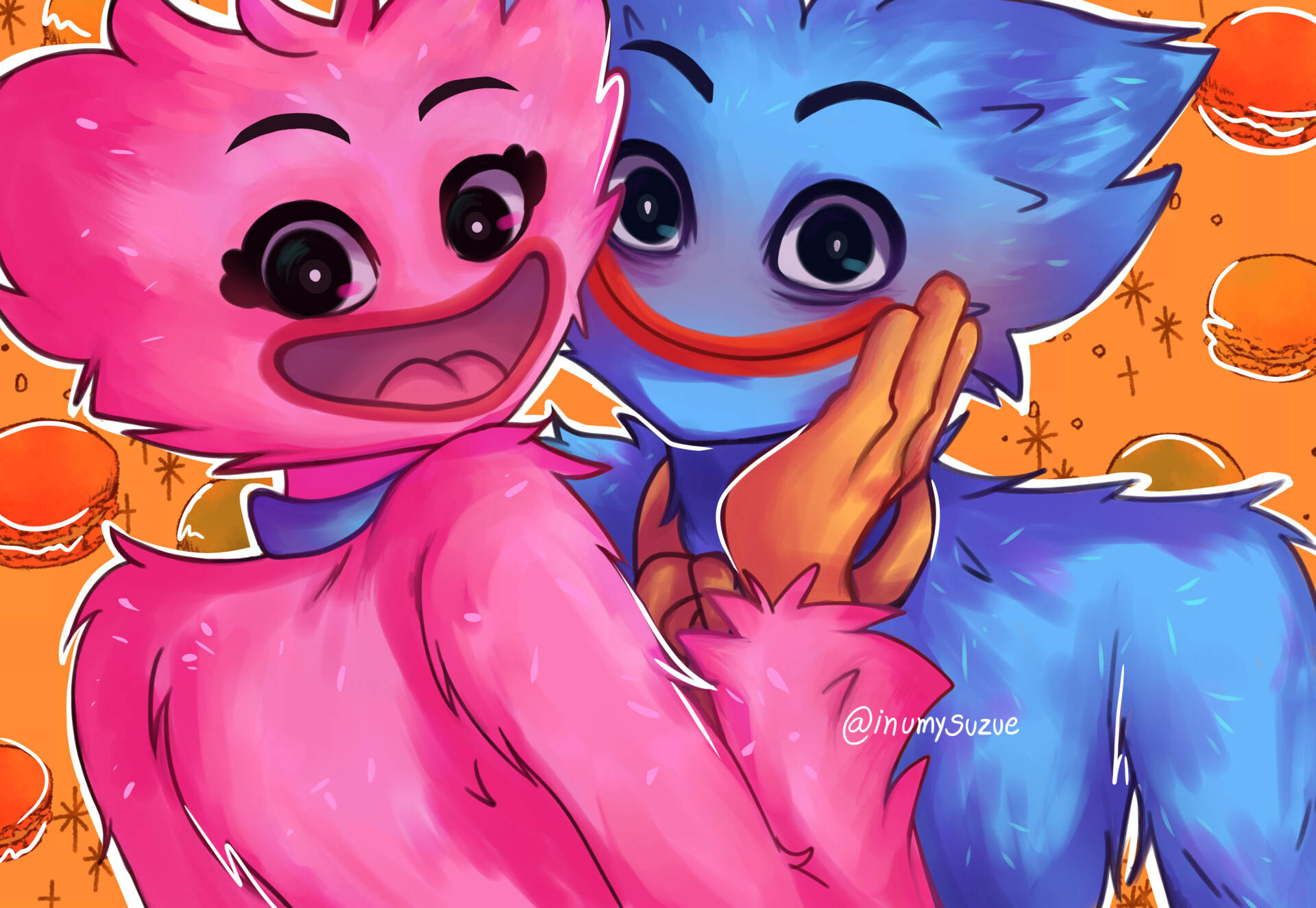 Huggy Wuggy 與 Kissy Missy 同框 壁紙 — 兩個毛茸茸的卡通角色，粉紅色和藍色，在帶有馬卡龍圖案的鮮豔橙色背景上快樂地微笑。