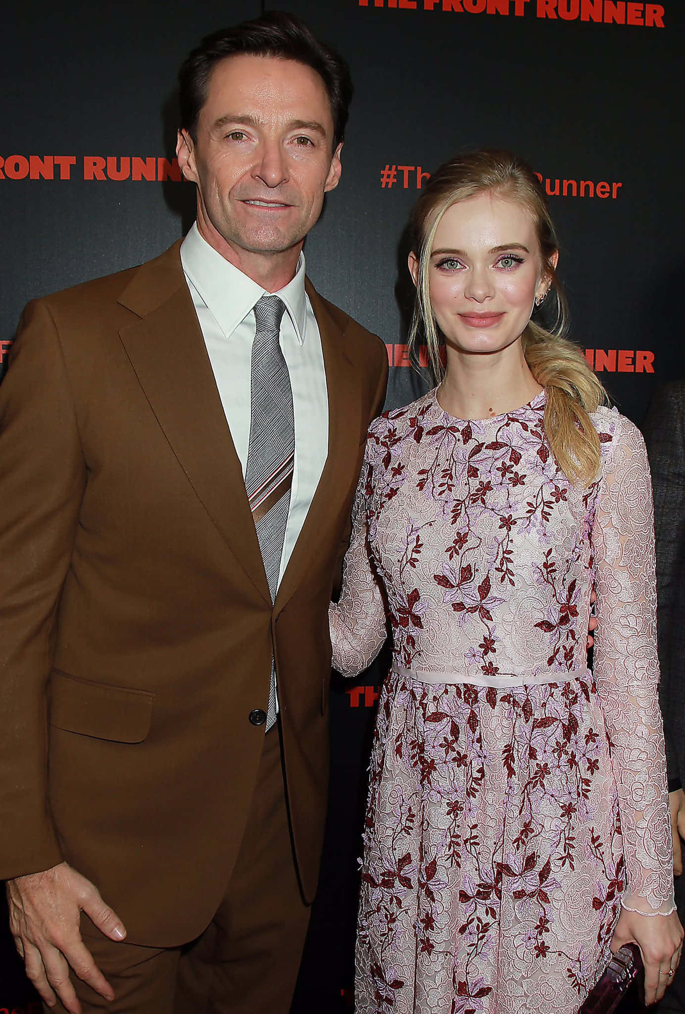 Sara Paxton 桌布 壁紙 — 曉治·積曼和茜爾莎·羅倫在電影首映禮上穿著正式服裝，在有品牌的背景前一起擺姿勢。