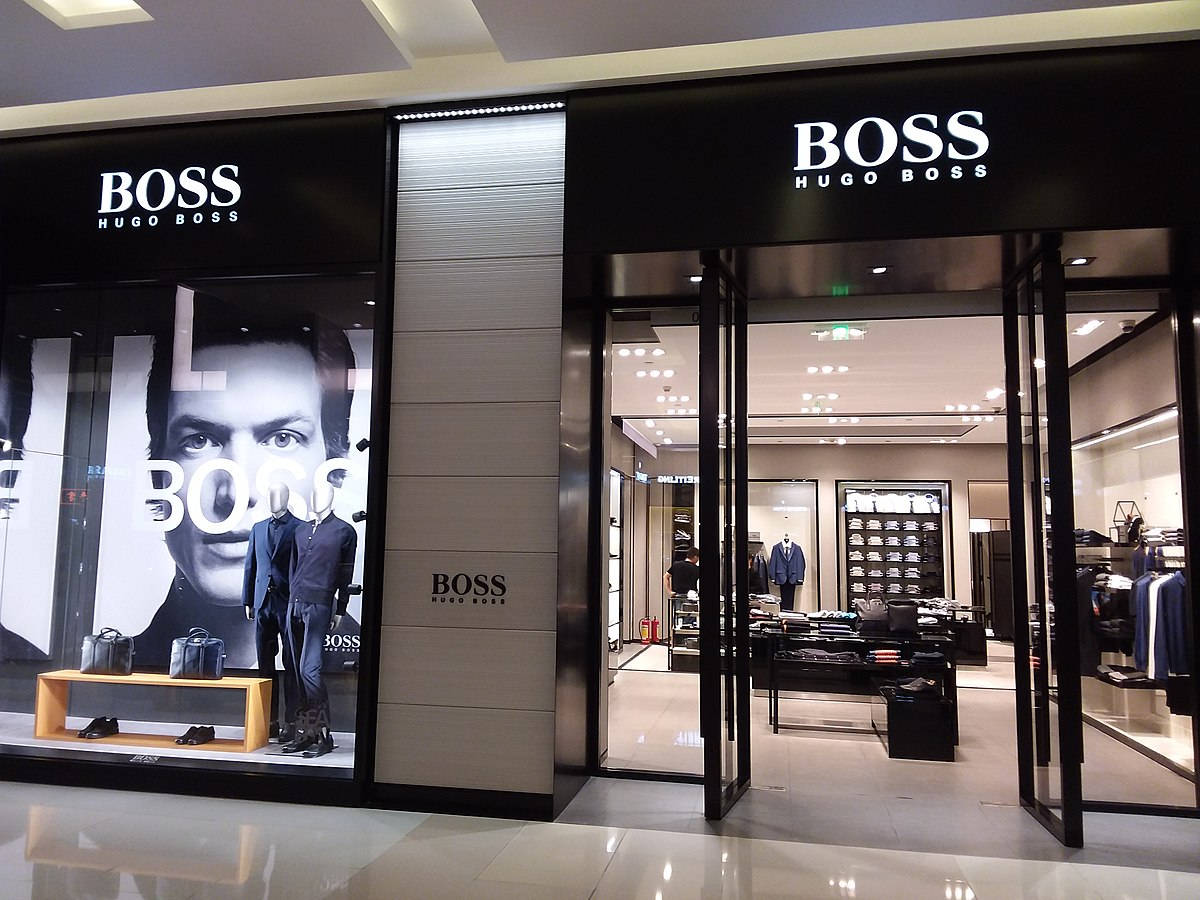 設有玻璃門和大型廣告的Hugo Boss男裝店。