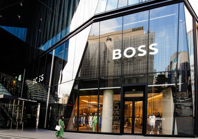 東京購物廣場上，擁有玻璃牆和模特兒的BOSS時裝店。
