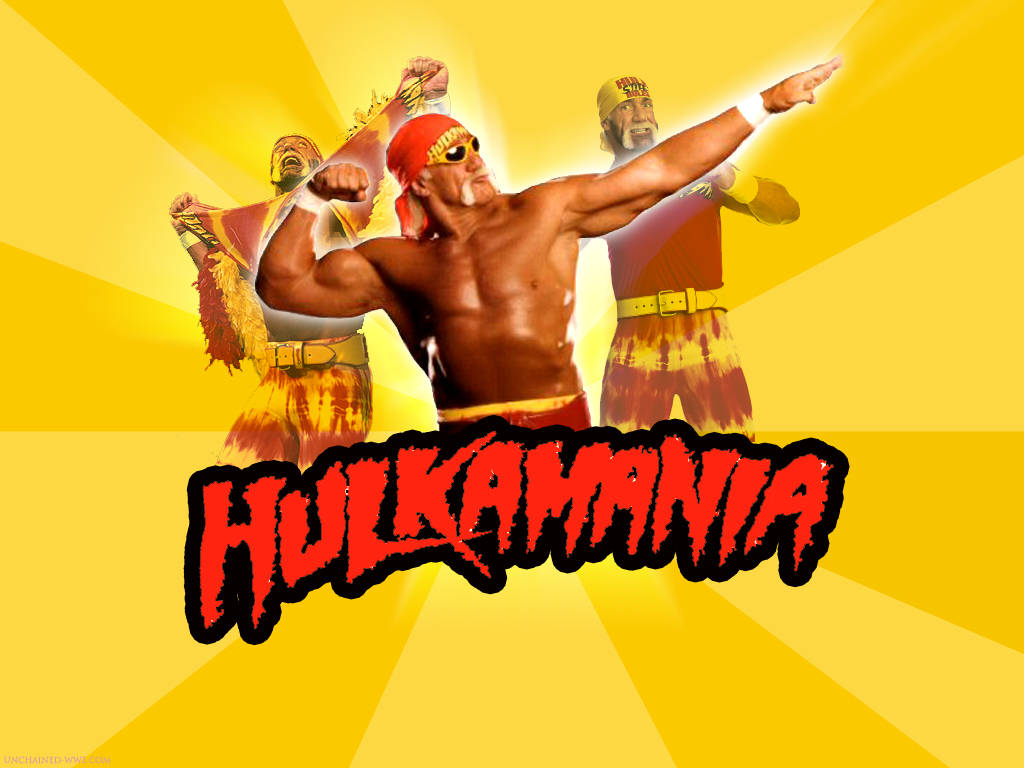 Hulk Hogan Hulkamania 海報 壁紙 — Hulk Hogan 與兩名摔角手在燦爛的黃色太陽爆發背景下擺出英雄姿勢，並帶有粗體紅色 Hulkamania 文字。
