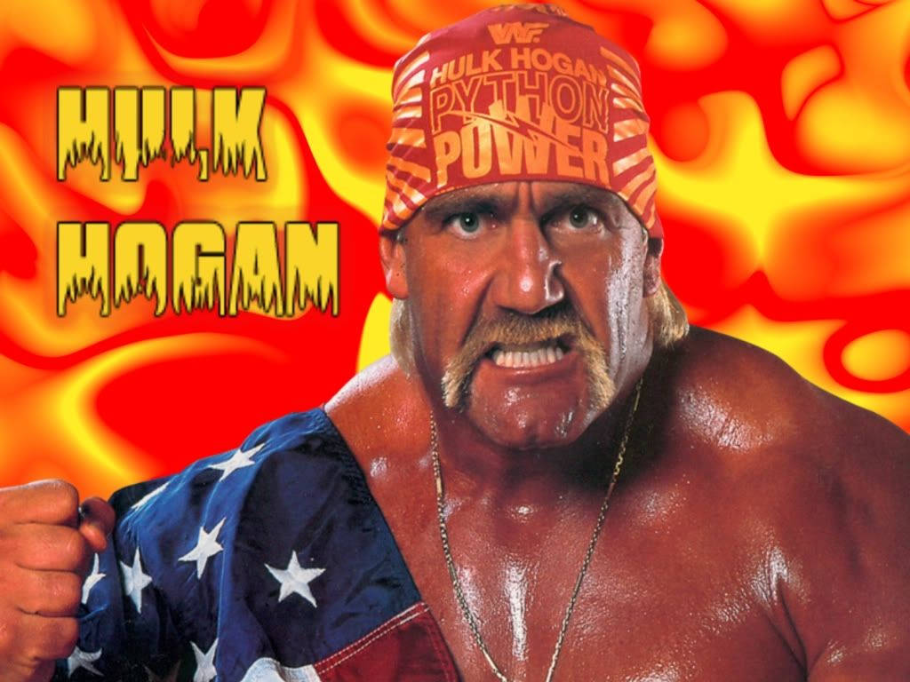Hulk Hogan 复古海報 壁紙 — Hulk Hogan 赤裸上身，肩上披著美國國旗，在熾熱的橙色和紅色背景前展示肌肉。