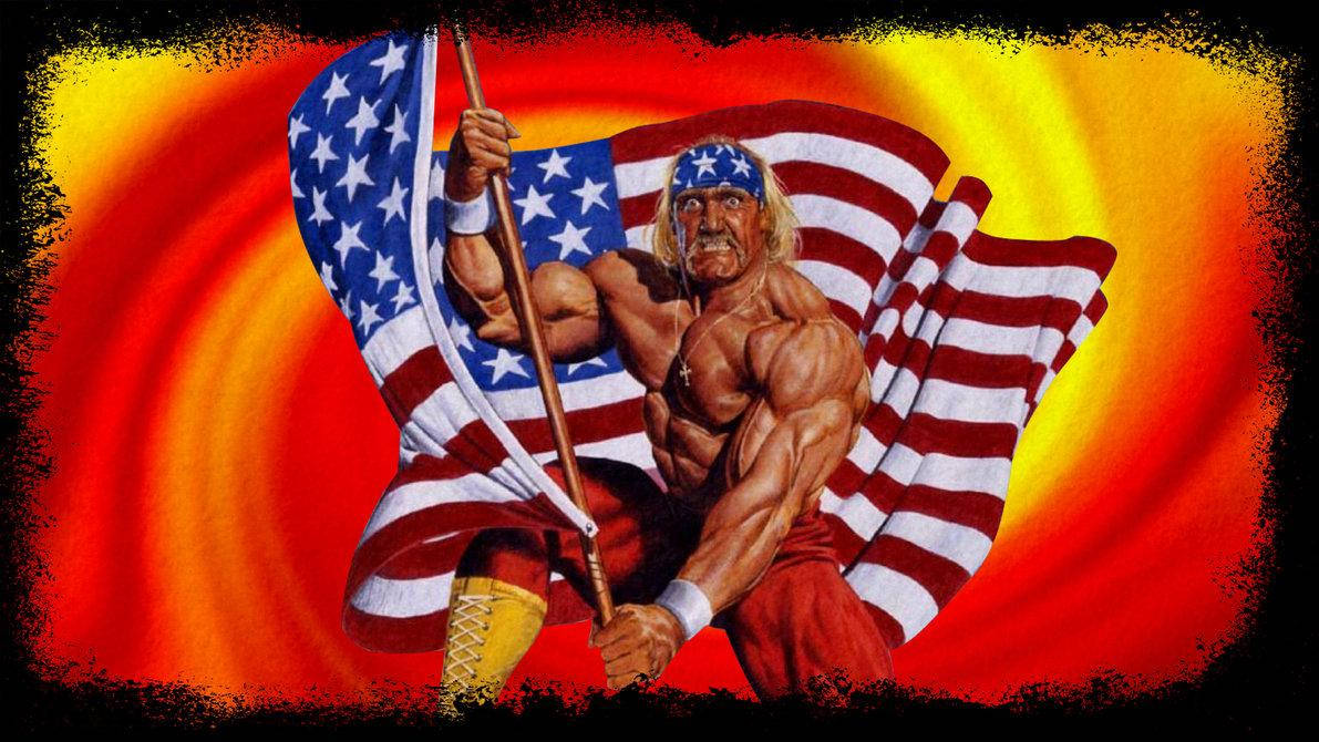 Hulk Hogan 持美國國旗 壁紙 — 一位肌肉發達的摔角手，身穿紅色短褲和藍色頭帶，在熾熱旋轉的紅黃色背景前高舉美國國旗。