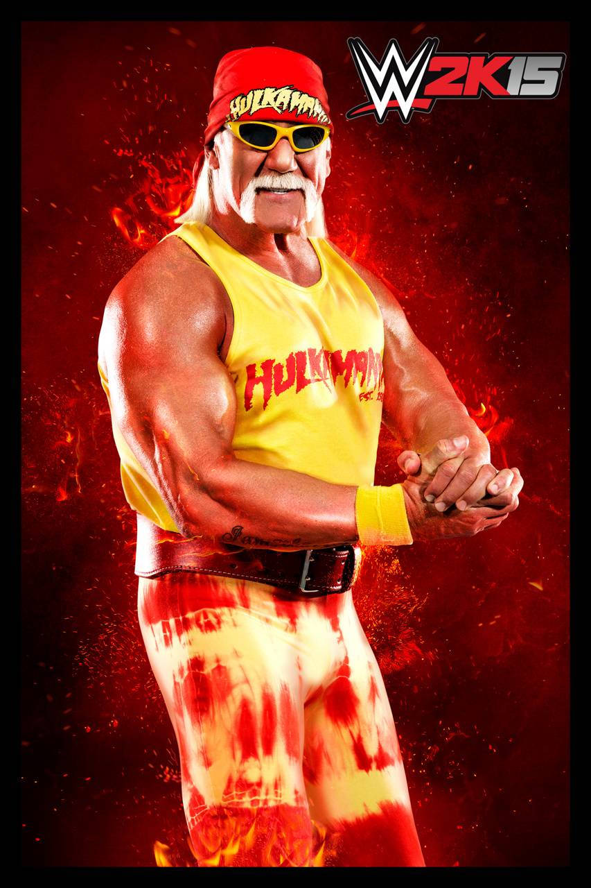 Hulk Hogan 染色彈性衣 壁紙 — Hulk Hogan 身穿標誌性黃色背心和紅色頭巾，在熾熱的紅色背景前強勢擺出姿勢，並帶有WWE 2K15標誌。