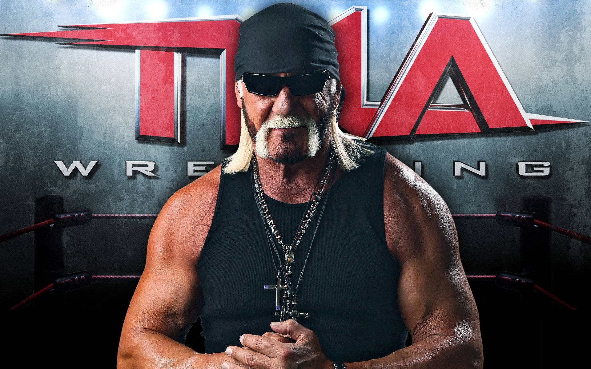 Hulk Hogan 穿著黑色頭巾 壁紙 — Hulk Hogan 自信地站在摔角擂台上，身後有 'TNA WRESTLING' 標誌，戴著太陽眼鏡和黑色背心。