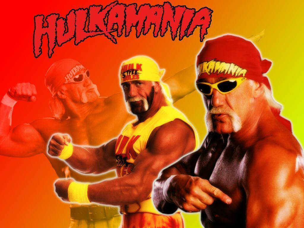Hulk Hogan 經典摔角服裝 壁紙 — Hulk Hogan 以標誌性摔角裝備擺姿勢，背景為火紅與黃色漸變，並帶有 'Hulkamania' 文字。