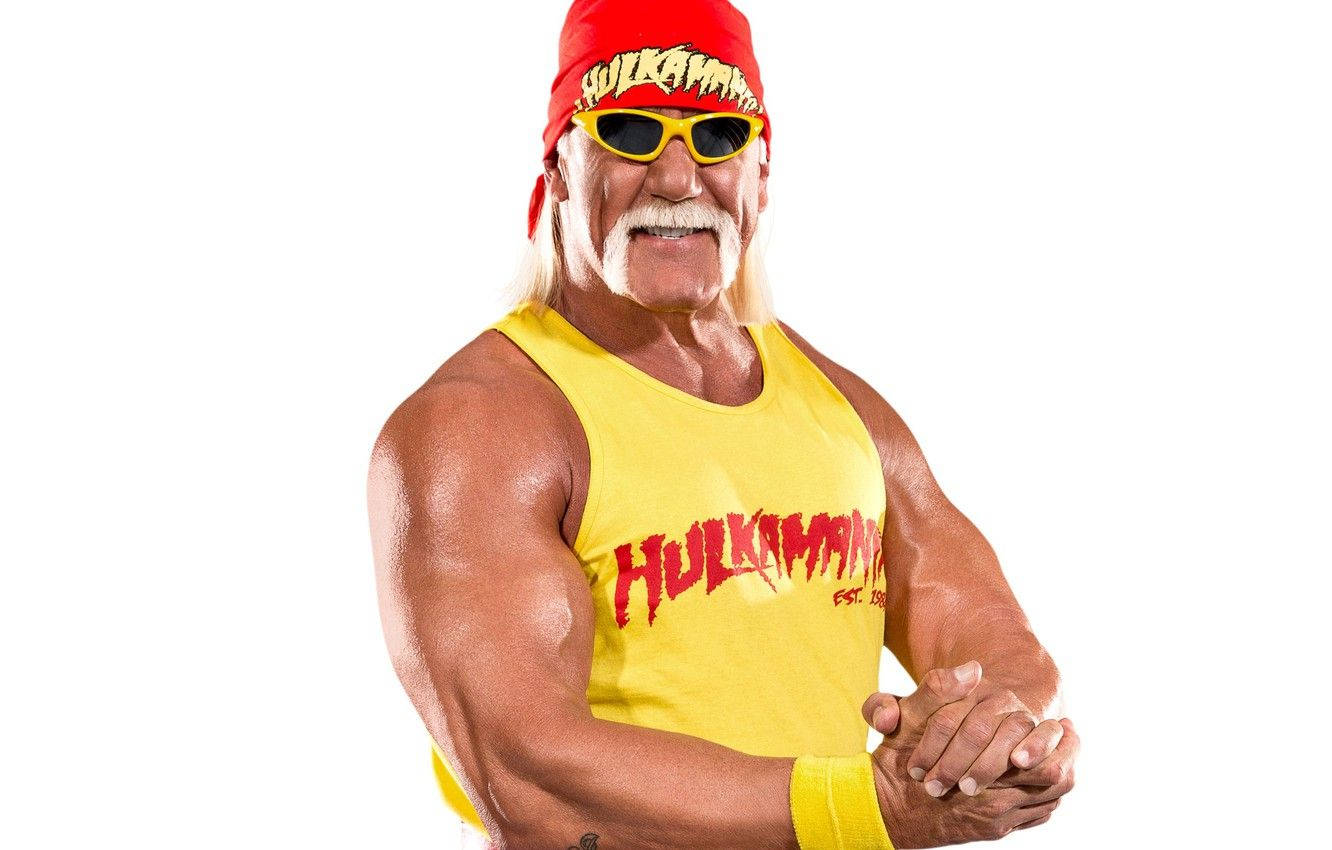 Hulk Hogan 美國職業摔角手 壁紙 — Hulk Hogan 自信地擺姿勢，身穿標誌性黃色背心和紅色頭巾，背景為純白色。