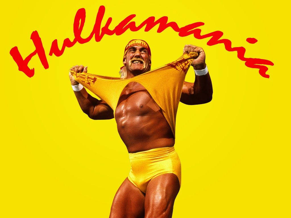 Hulk Hogan名人堂摔角手 壁紙 — Hulk Hogan 喺亮黃色背景上撕開佢嘅黃色摔角褲，上面有紅色 'Hulkamania' 字樣。