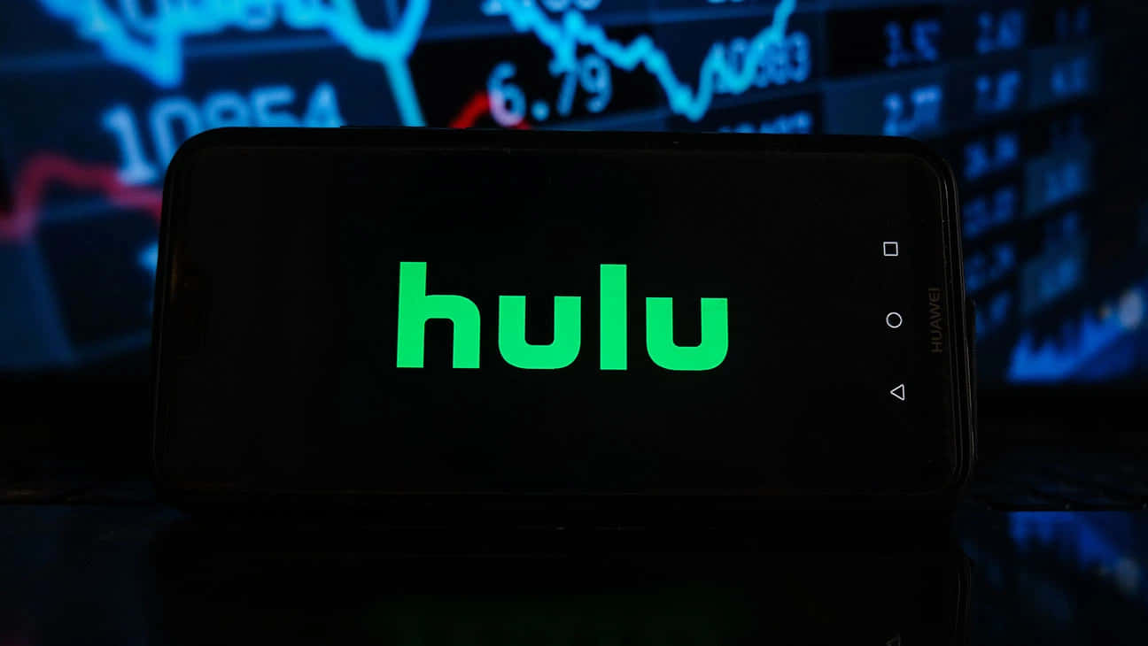 Hulu Plus，無限娛樂任你選 壁紙 — 一部智能手機在深色背景上顯示綠色Hulu標誌及發光藍色金融圖表。