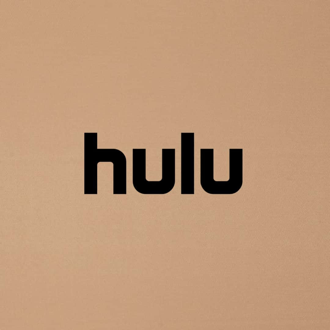 準備好體驗 Hulu 的全權電視服務 壁紙 — 大膽的黑色Hulu標誌居中於有紋理的米色布料背景上。