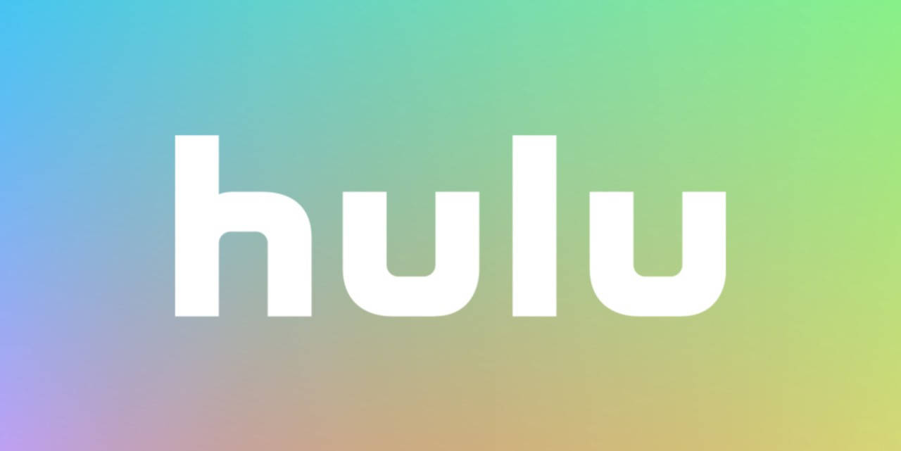Hulu 美學標誌 壁紙 — Hulu 標誌以粗體白色字母居中顯示在混合藍色、綠色、黃色和紫色的柔和漸變背景上。