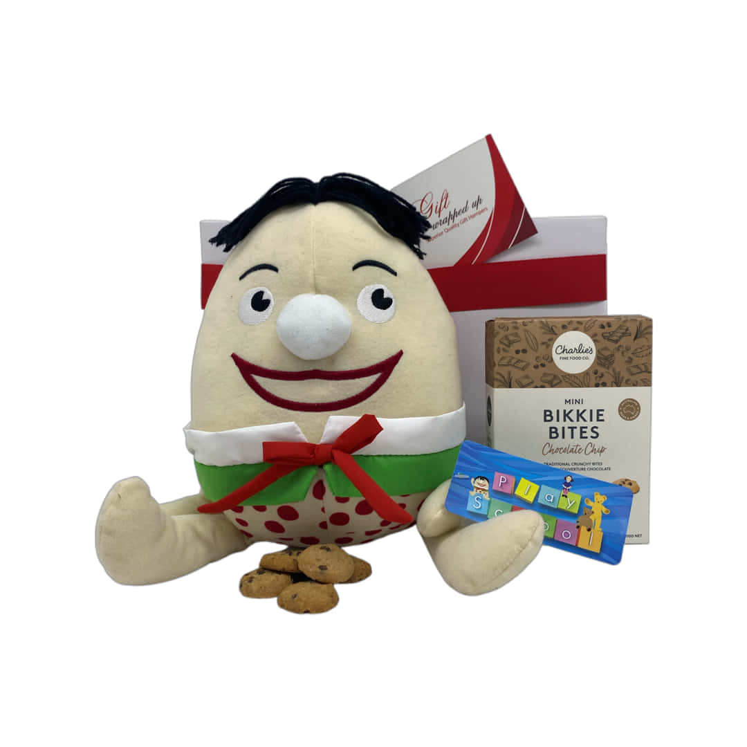 Humpty Dumpty 毛絨玩具圖 壁紙 — 一個開心的毛絨曲奇角色坐在禮物盒和迷你朱古力曲奇旁邊。