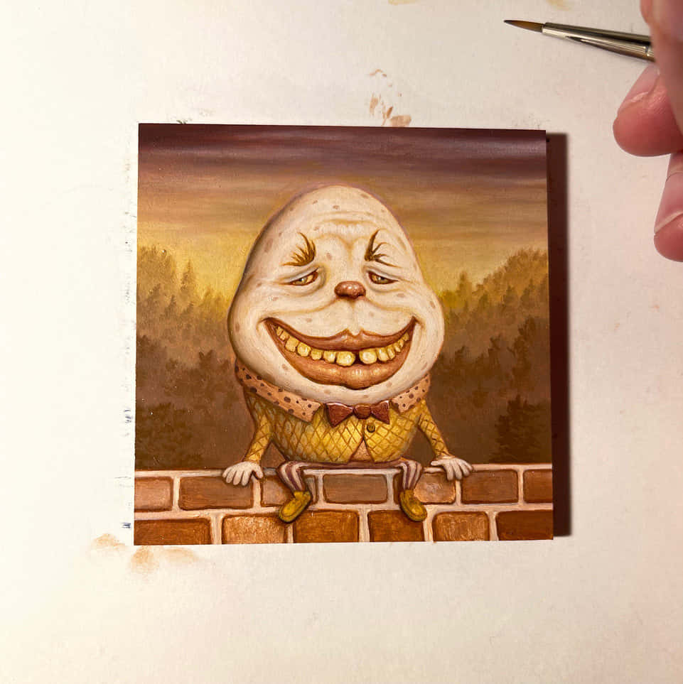 Humpty Dumpty 的趣味冒險 壁紙 — 一個塗上色彩、造型奇特的蛋形角色，咧嘴大笑，靠在一幅磚牆上，背景是金色夕陽下的森林。