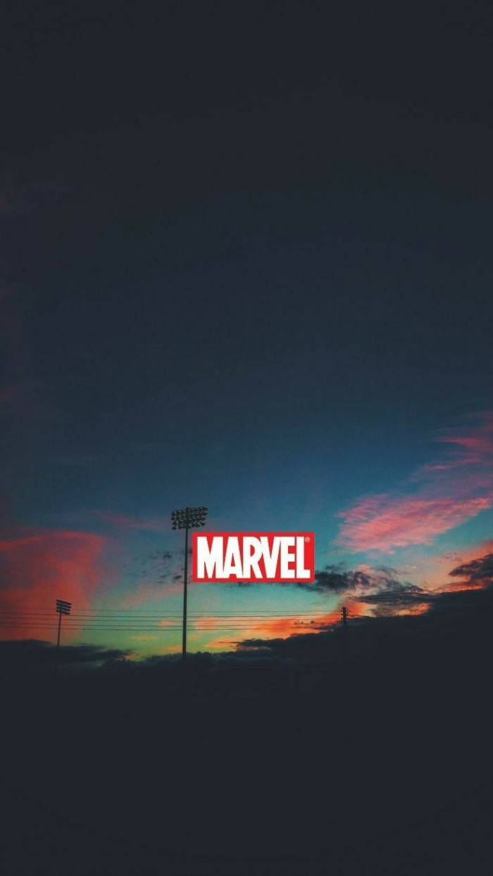 Marvel標誌襯托住色彩繽紛嘅暮色天空同球場燈光。