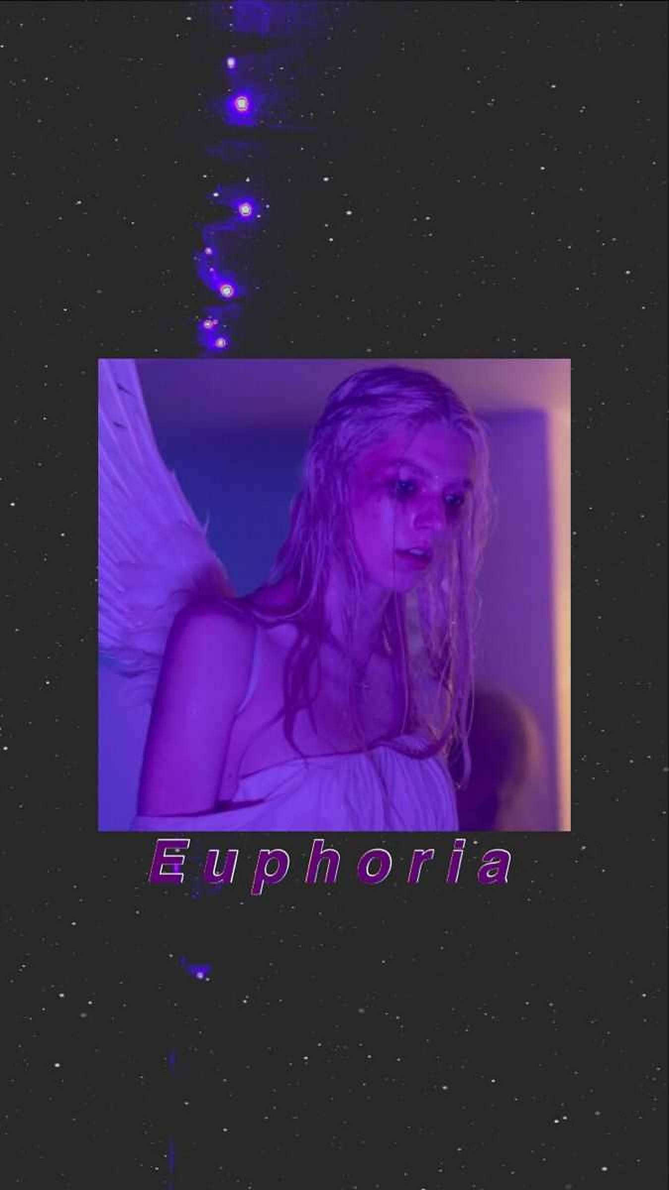 Hunter Schafer 《亢奮》Jules 美學 壁紙 — 一位擁有天使翅膀的女性沐浴在紫色光芒中，背景是星光燦爛的宇宙和發光的粒子。
