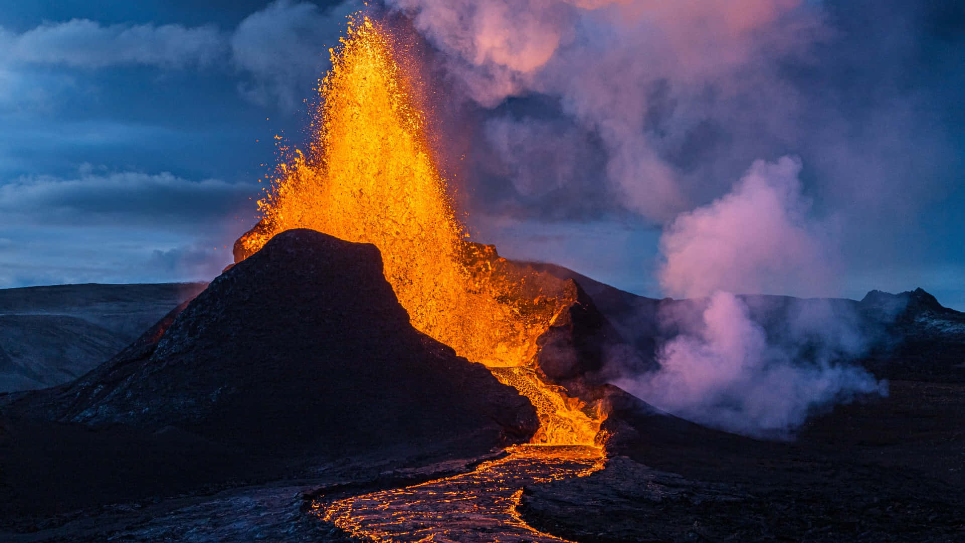 火山噴發，明亮的橙色熔岩映襯著暮色天空