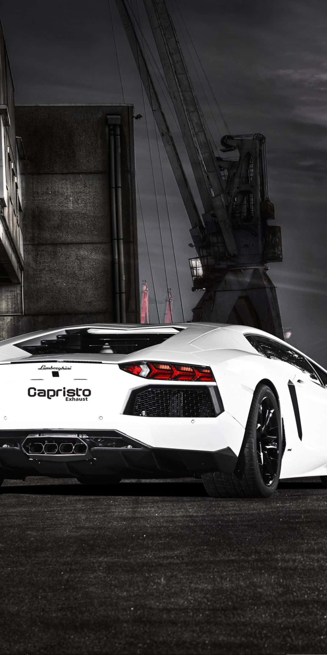 蘭博基尼Huracan Evo現已推出為像素3壁紙 壁紙 — 一輛白色林寶堅尼Aventador配備Capristo排氣管，夜間停泊在瀝青路上，上方是深色工業起重機。