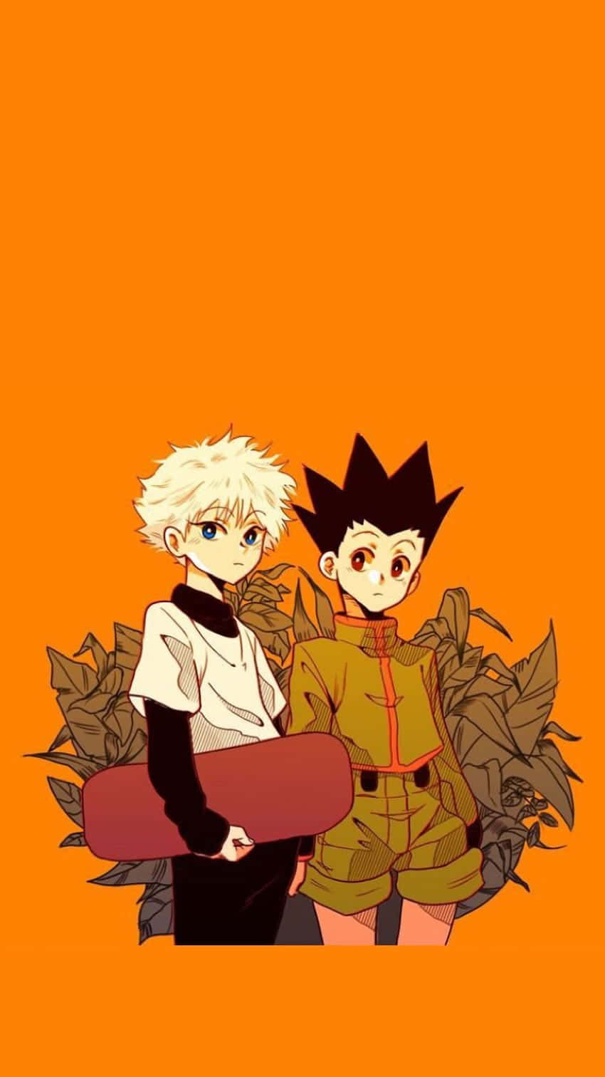 橙色背景基裘與哥頓 HxH 头像 壁紙 — 兩個動漫男孩，頭髮尖刺，站在純橙色背景前，周圍環繞著棕色樹葉。