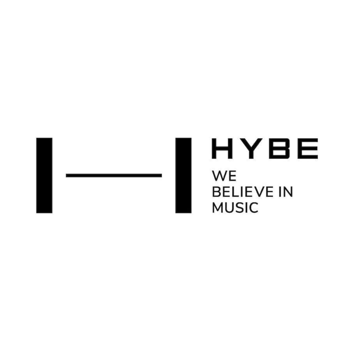 Big Hit Entertainment 桌布 壁紙 — HYBE 的簡約黑白標誌，粗體字體和標語在純色背景上。