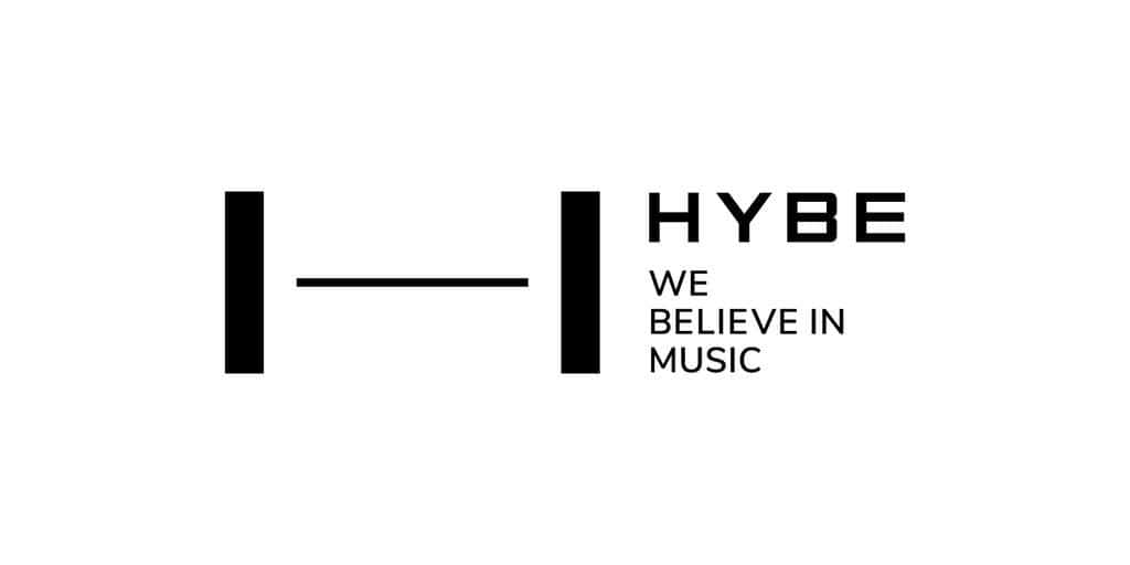 Big Hit Entertainment 桌布 壁紙 — HYBE 的簡約黑白標誌，附有標語 we believe in music，背景為純白色。