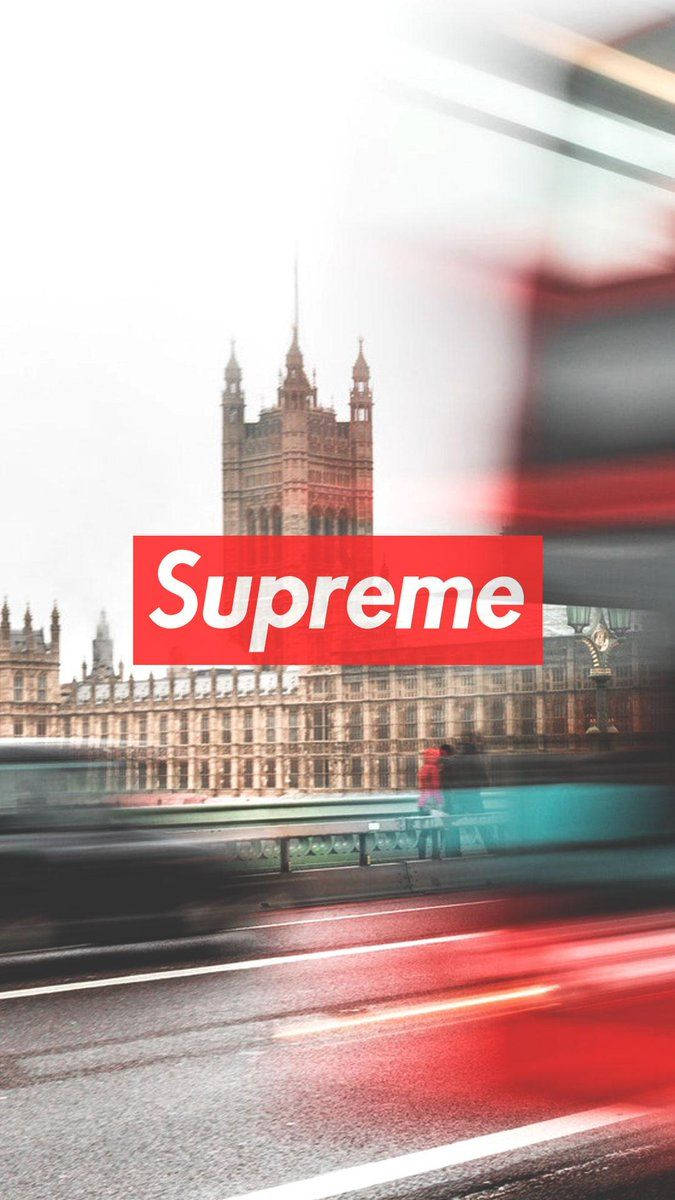 以酷炫 Hypebeast x Supreme 風格點亮夜晚 壁紙 — 一個紅色Supreme標誌疊加在模糊的倫敦街景上，背景是西敏宮。