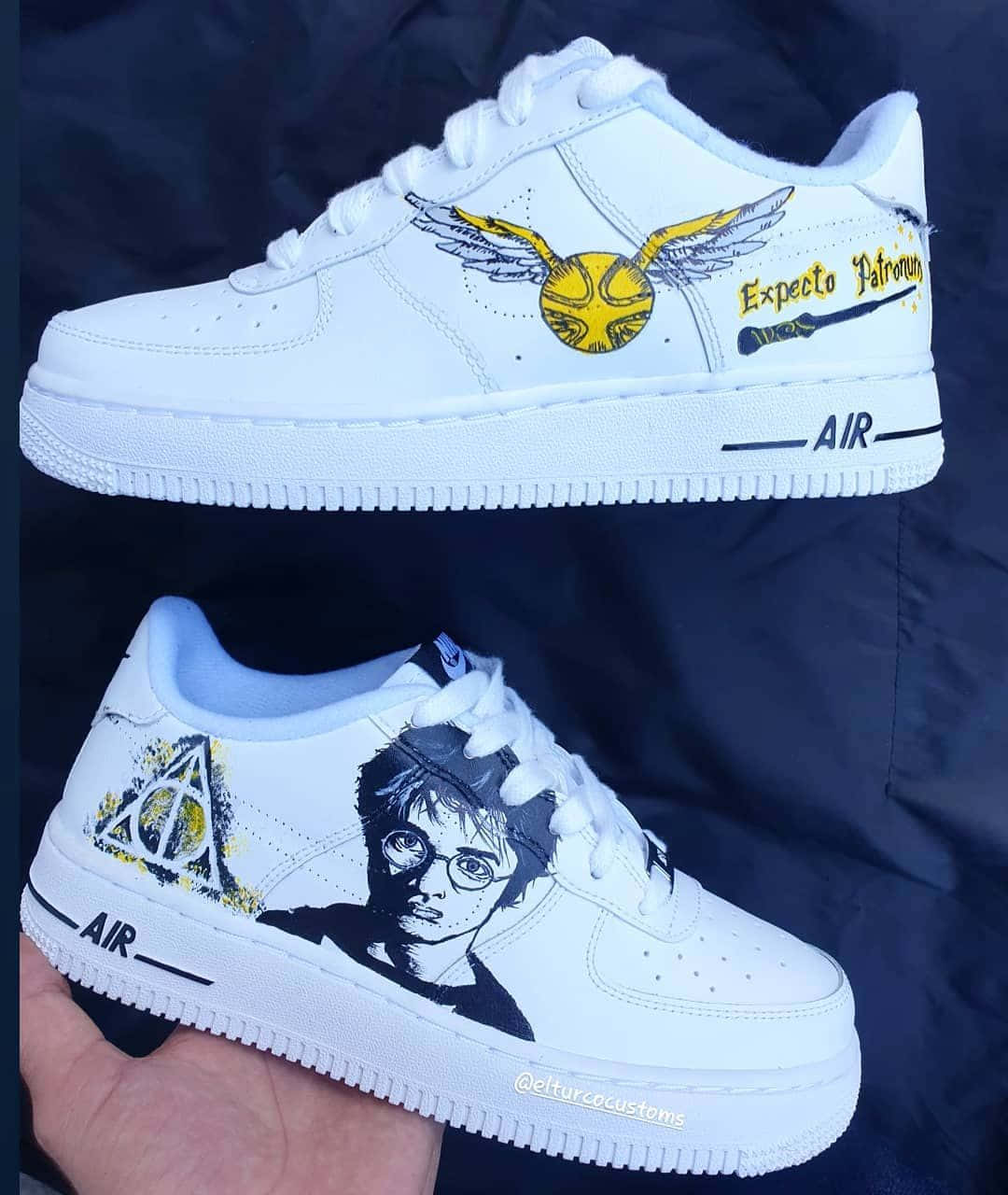 Hype客製Nike Air Force 1圖片 壁紙 — 訂製白色運動鞋，以深色布料為背景，飾有哈利波特與金色飛賊及「Expecto Patronum」字樣。