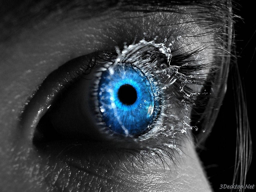 神秘的3D藍色水質眼睛 壁紙 — 一個超寫實的人類眼睛特寫，帶有鮮豔的藍色虹膜，水戲劇性地濺在其表面，背景為黑白。