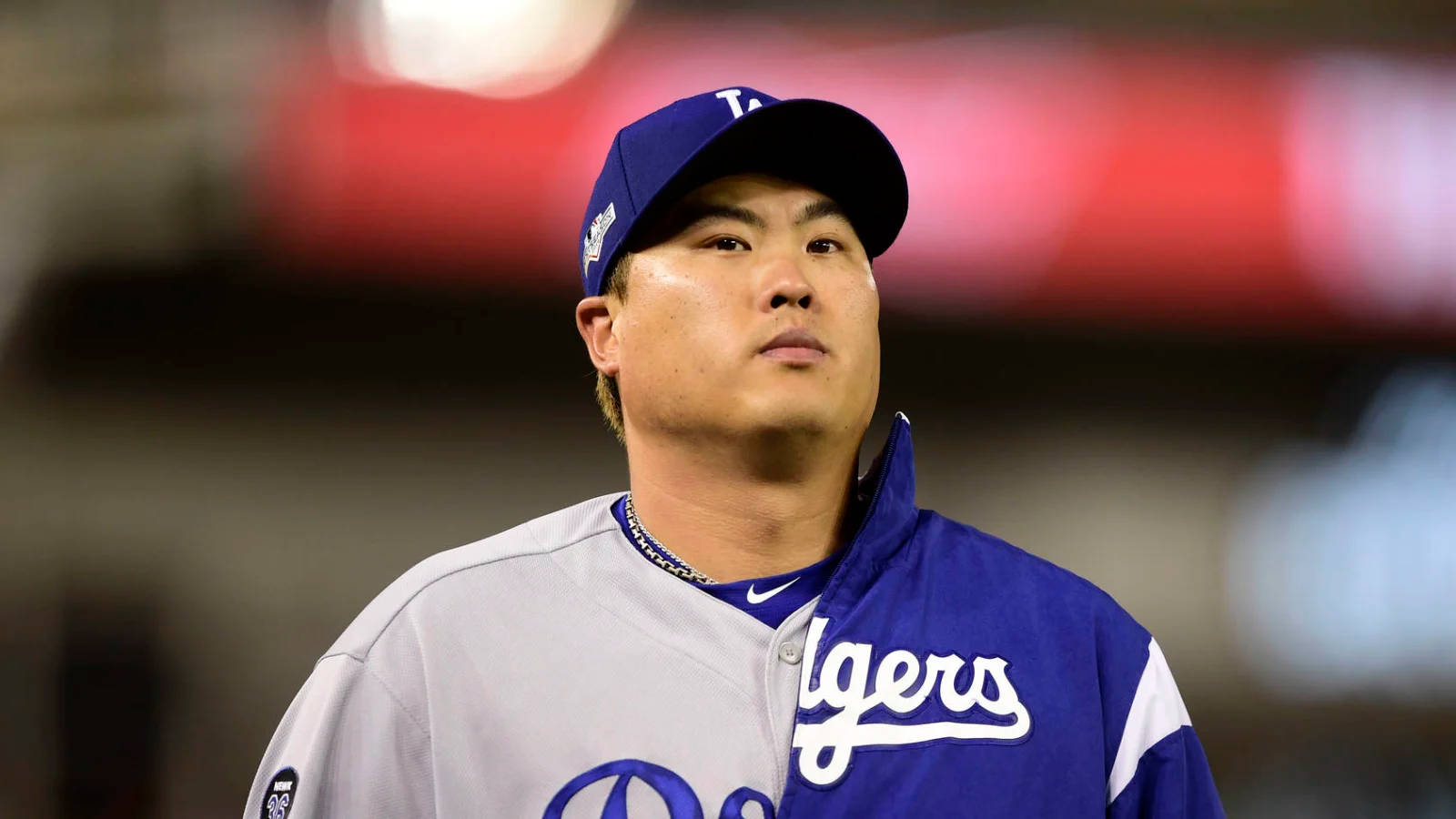 Hyun Jin Ryu 穿著道奇隊制服 壁紙 — 一位身穿道奇隊球衣的棒球運動員在球場燈光下，帶著專注的表情向上仰望。