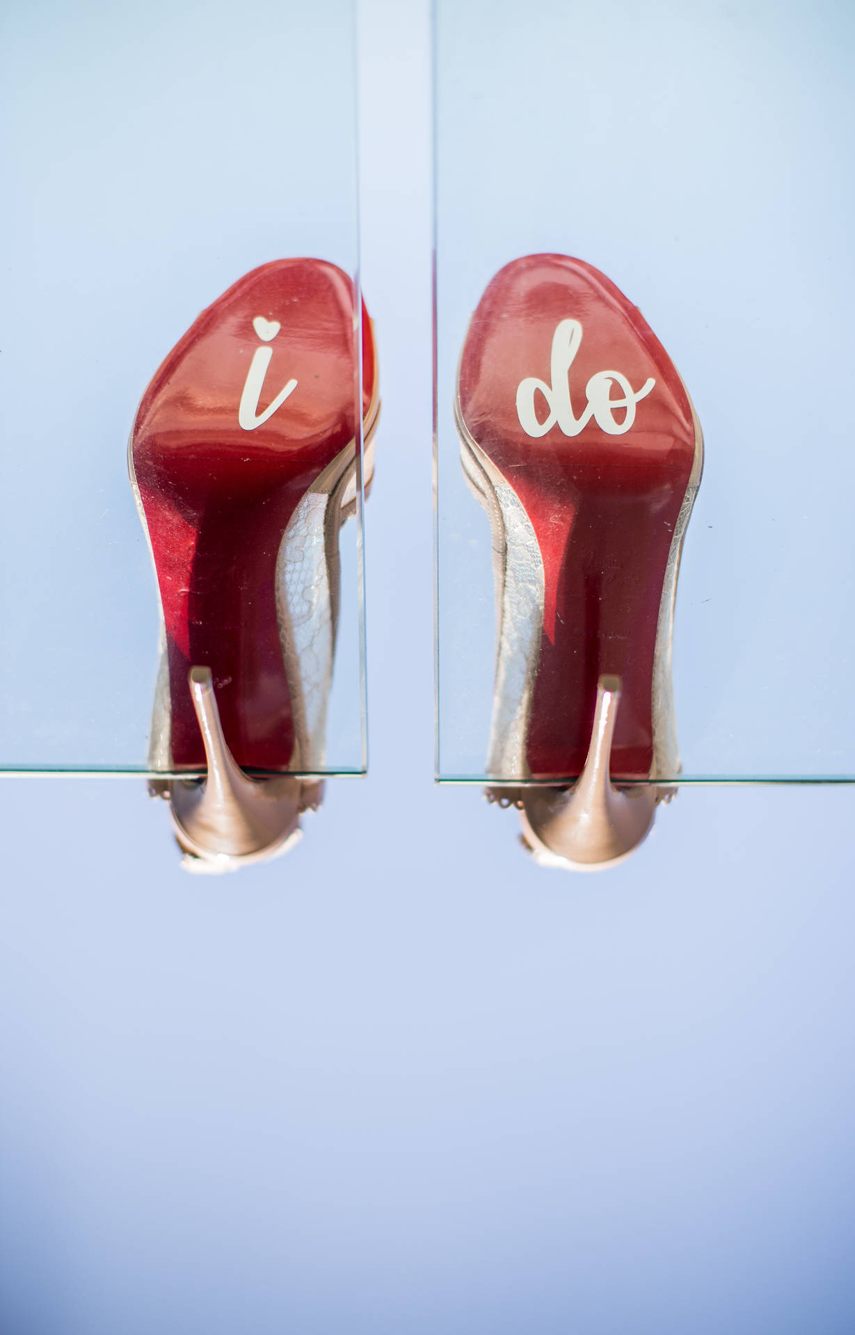 紅色婚禮高跟鞋帶有「i do」文字倒掛。
