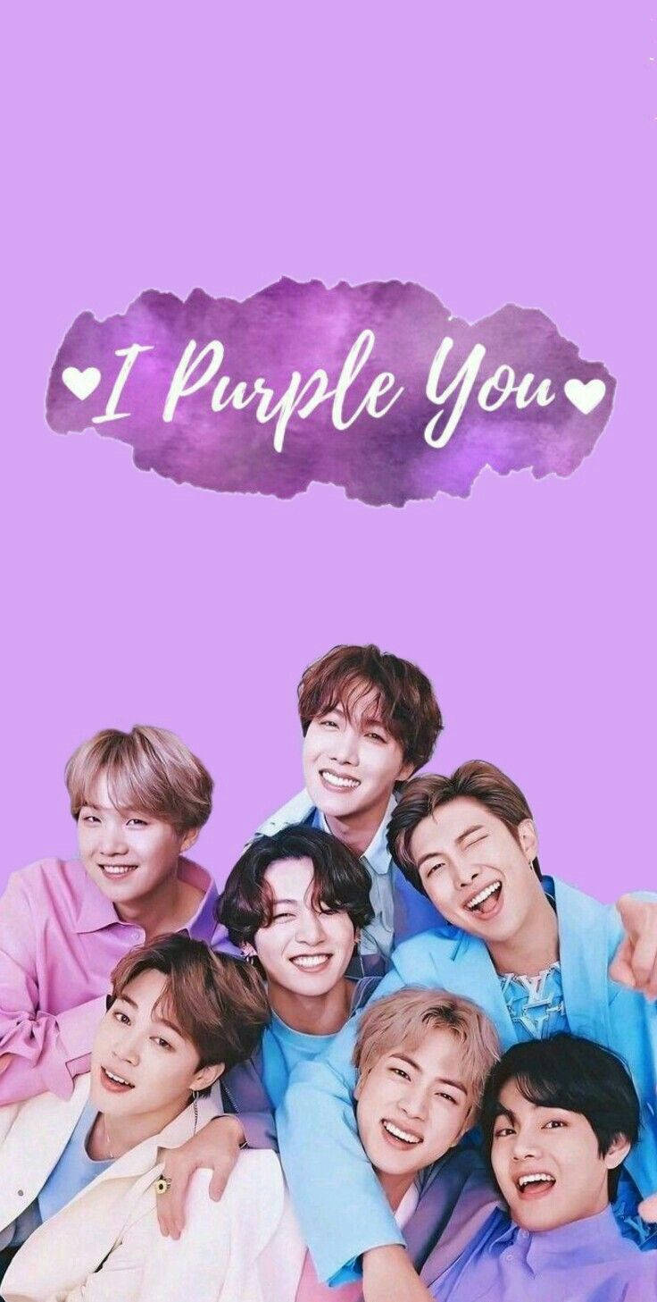 七位K-pop偶像穿著粉彩服裝在紫色背景上微笑，並帶有「I Purple You」文字。