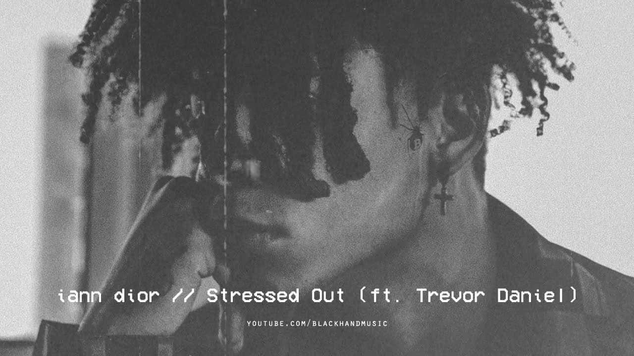 Iann Dior《Stressed Out》黑白寫真 壁紙 — 一個黑白特寫，人物有捲髮，在陰鬱的室內環境中將電話貼在耳邊。