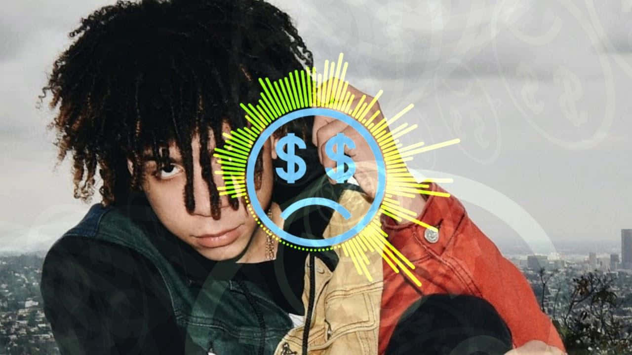 Iann Dior 悲傷錢幣表情符號 壁紙 — 一名年輕的辮子髮型人士，在陰雲密佈的城市天際線背景下，一個發光的美元符號表情符號疊加在他們的臉上，他們凝視著。
