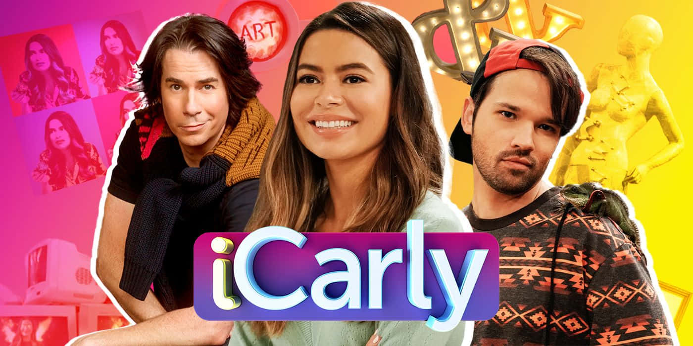  壁紙 — iCarly 的三位微笑演員在充滿活力的粉紅色和黃色背景前擺姿勢，背景上有節目的標誌。